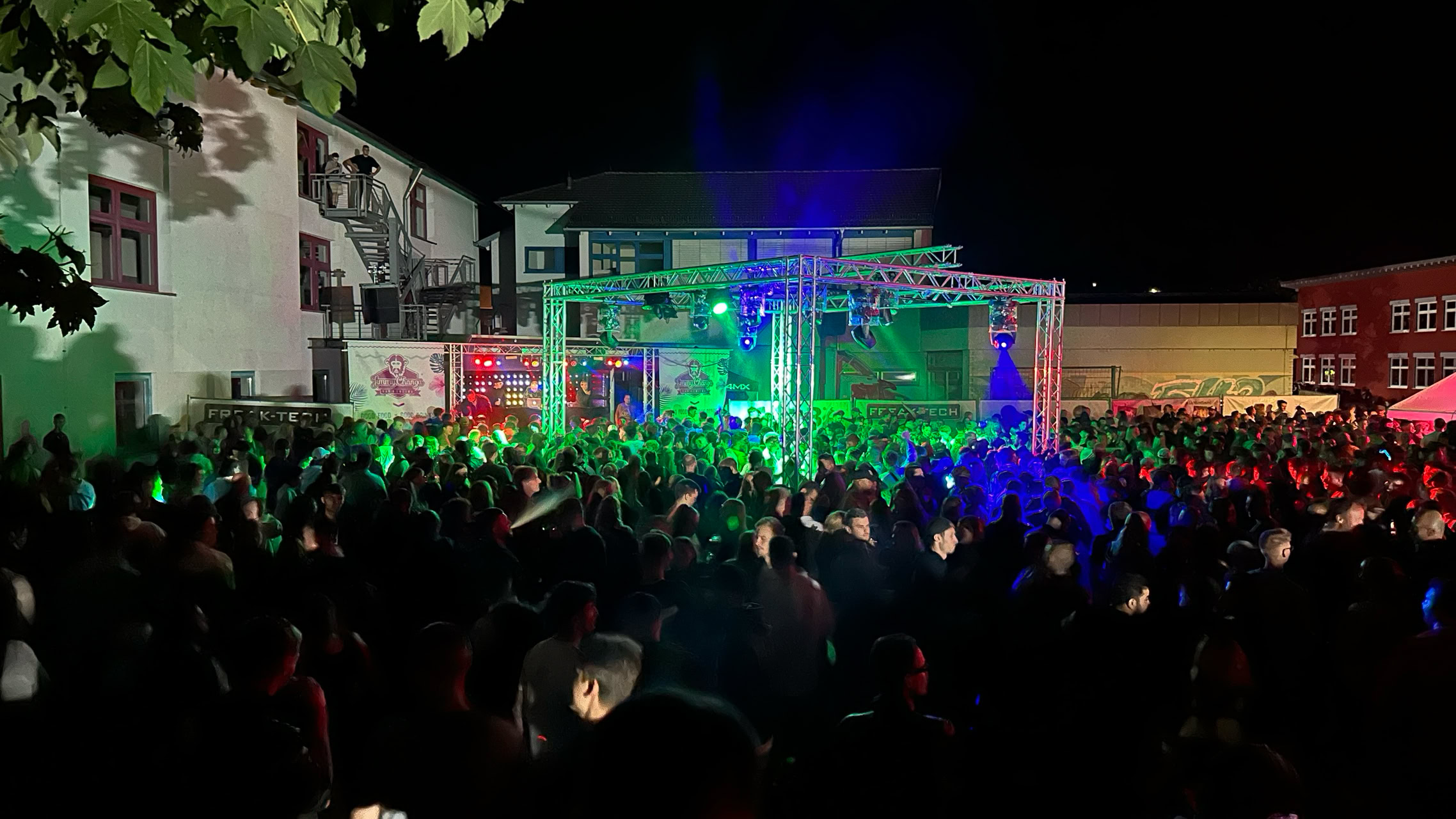 EventAcoustics Open-Air Setup mit Trailerbühne